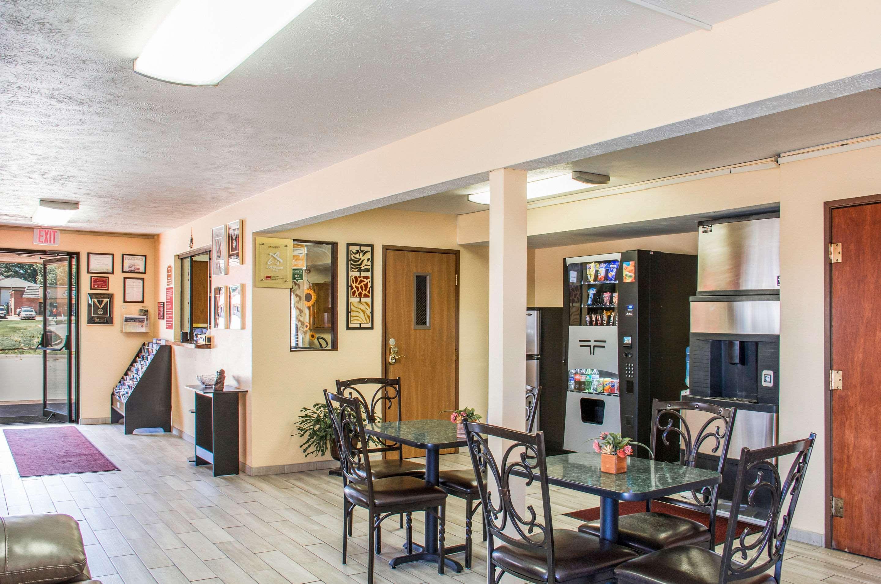 Econo Lodge Lansing - Leavenworth Extérieur photo