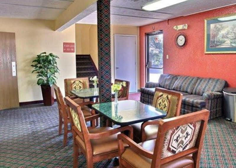Econo Lodge Lansing - Leavenworth Extérieur photo